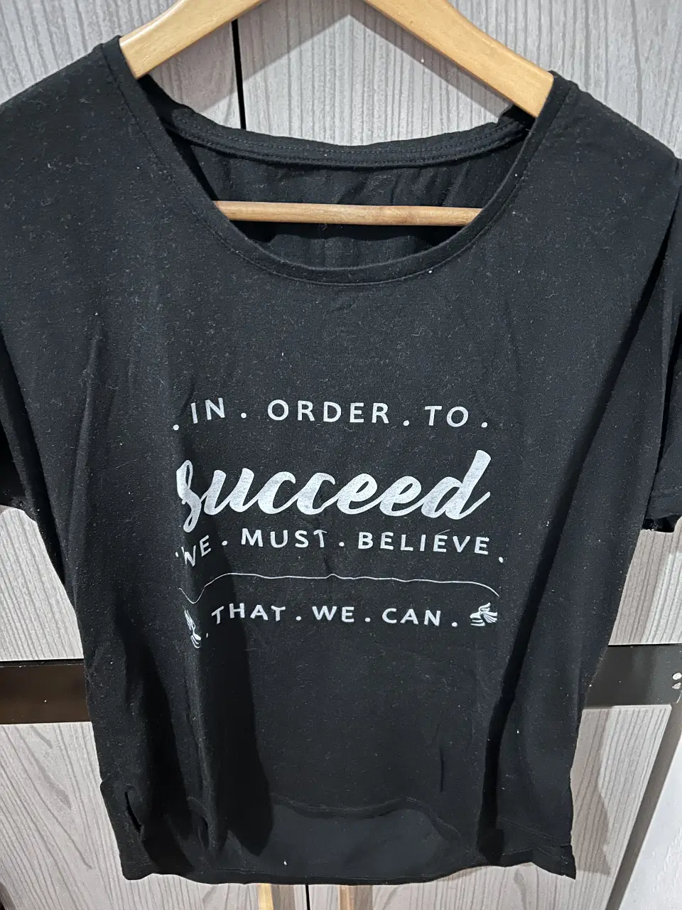 Remera negra de algodón con frase estampada en blanco. Corte clásico, ideal para un look casual y cómodo.