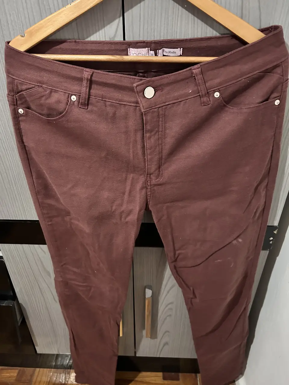 Pantalón de vestir color marrón, tiro medio, ideal para un look casual o semi formal. Marca Roche.