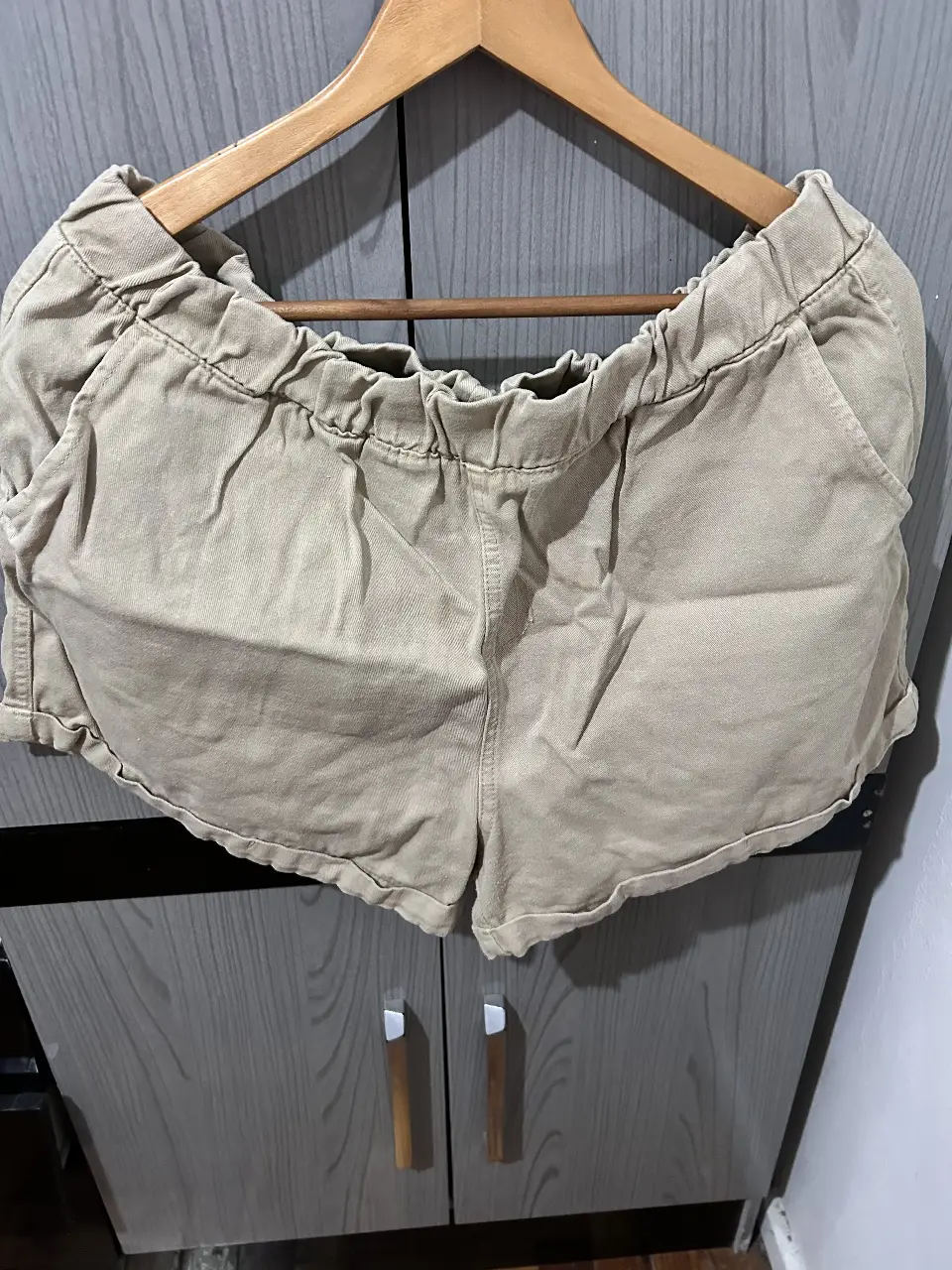 Short de mujer tiro alto, color crudo, con cintura elastizada y bolsillos laterales. Ideal para un look casual y cómodo.