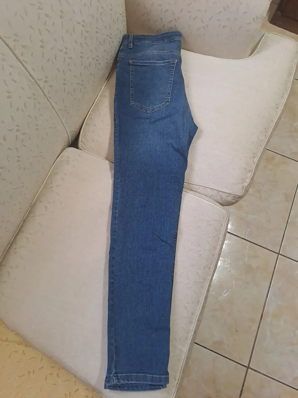 Jeans tiro alto, corte skinny, color azul clásico, talle 44. Perfectos para un look casual y moderno, ideales para combinar con cualquier tipo de calzado y prenda superior. Un básico indispensable en tu guardarropa.