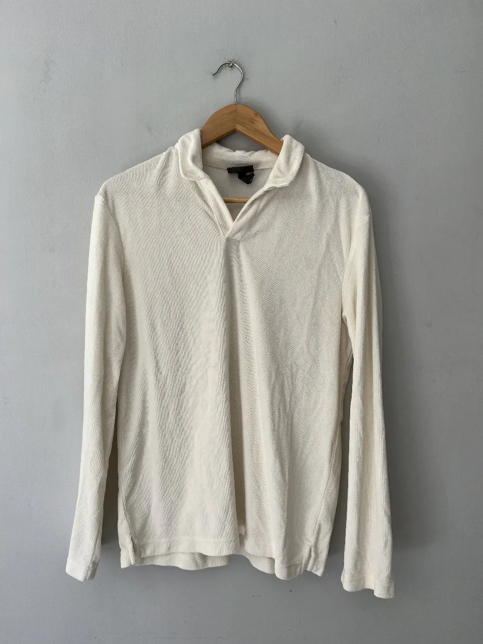 Remera manga larga color crudo, con cuello tipo polo y textura tipo toalla. 
Perfecta para un look casual y cómodo.
H&M talle M