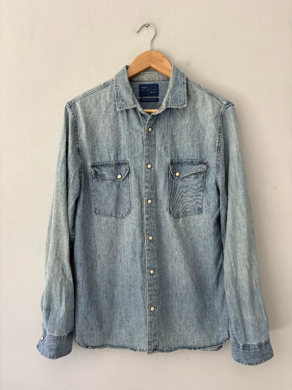 Camisa de jean clásica, con dos bolsillos en el frente y botones nacarados. Un básico súper versátil para cualquier look.