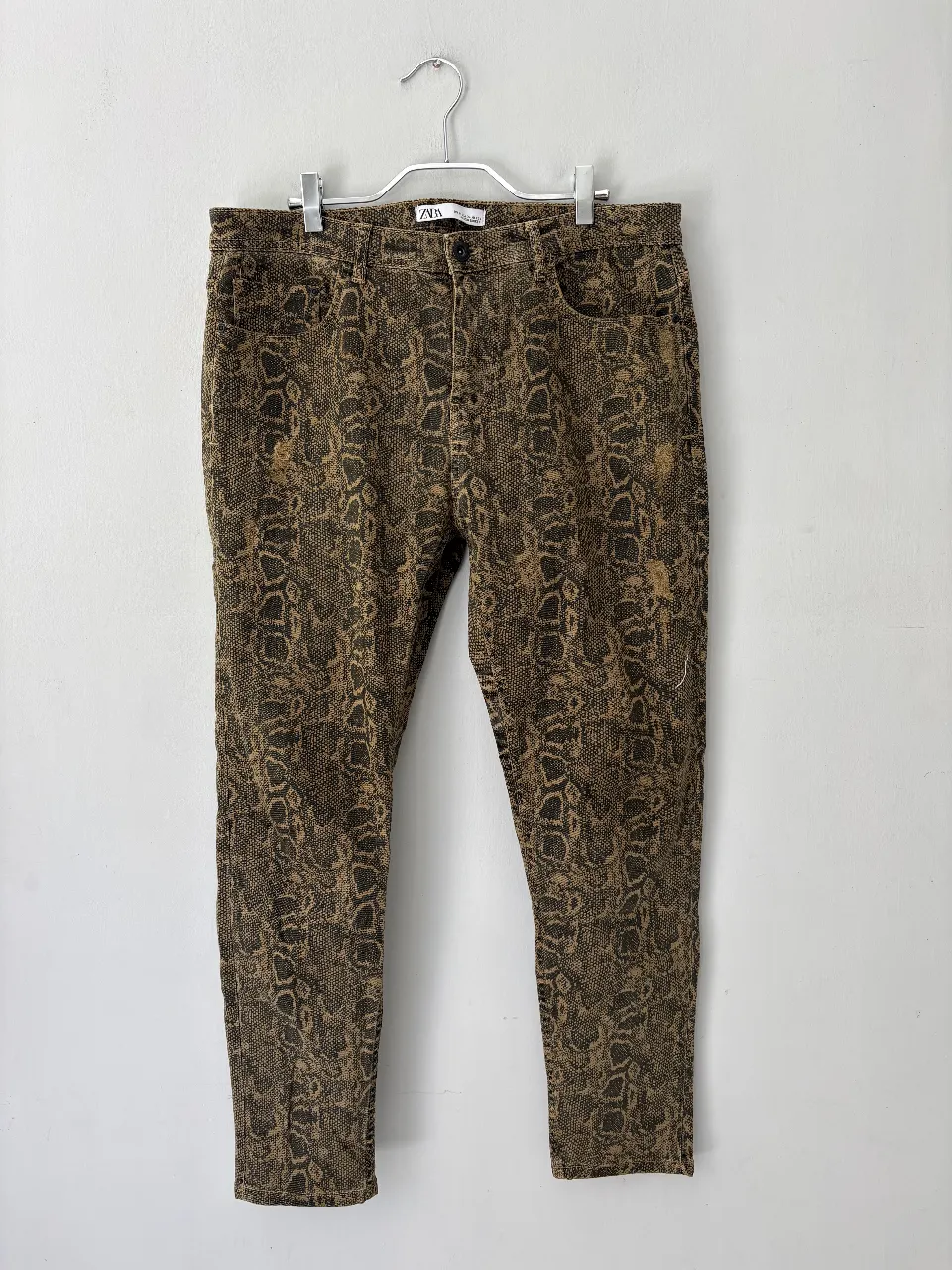 Jean con estampa de serpiente en tonos marrones y negros. Un básico con un toque salvaje para elevar cualquier look.