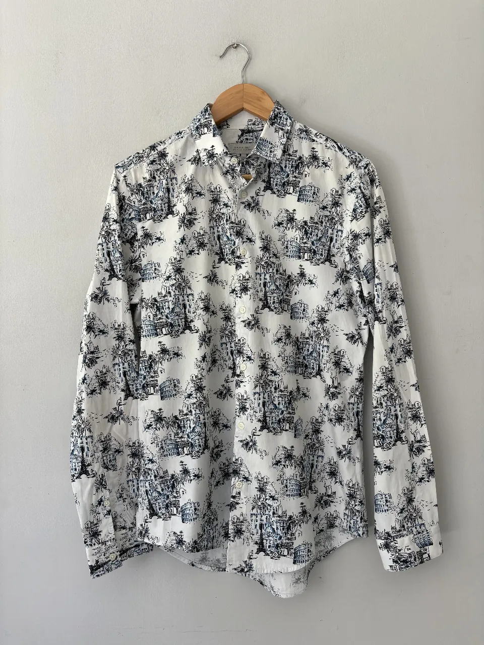 Camisa de manga larga con estampa de ciudades europeas y palmeras. Ideal para un look casual y moderno.