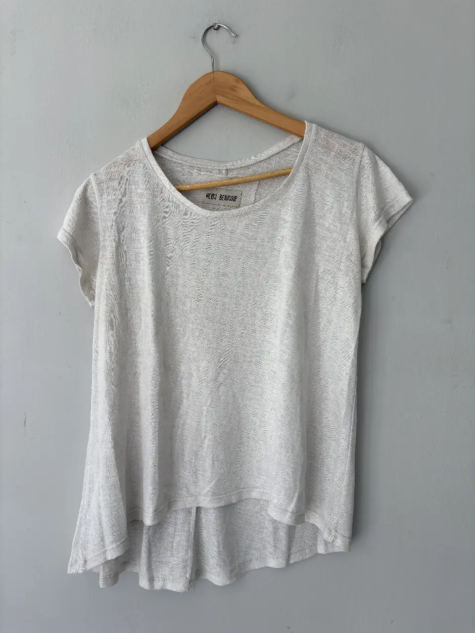 Remera blanca de manga corta, con un diseño holgado y detalles de textura. Ideal para un look casual y fresco.