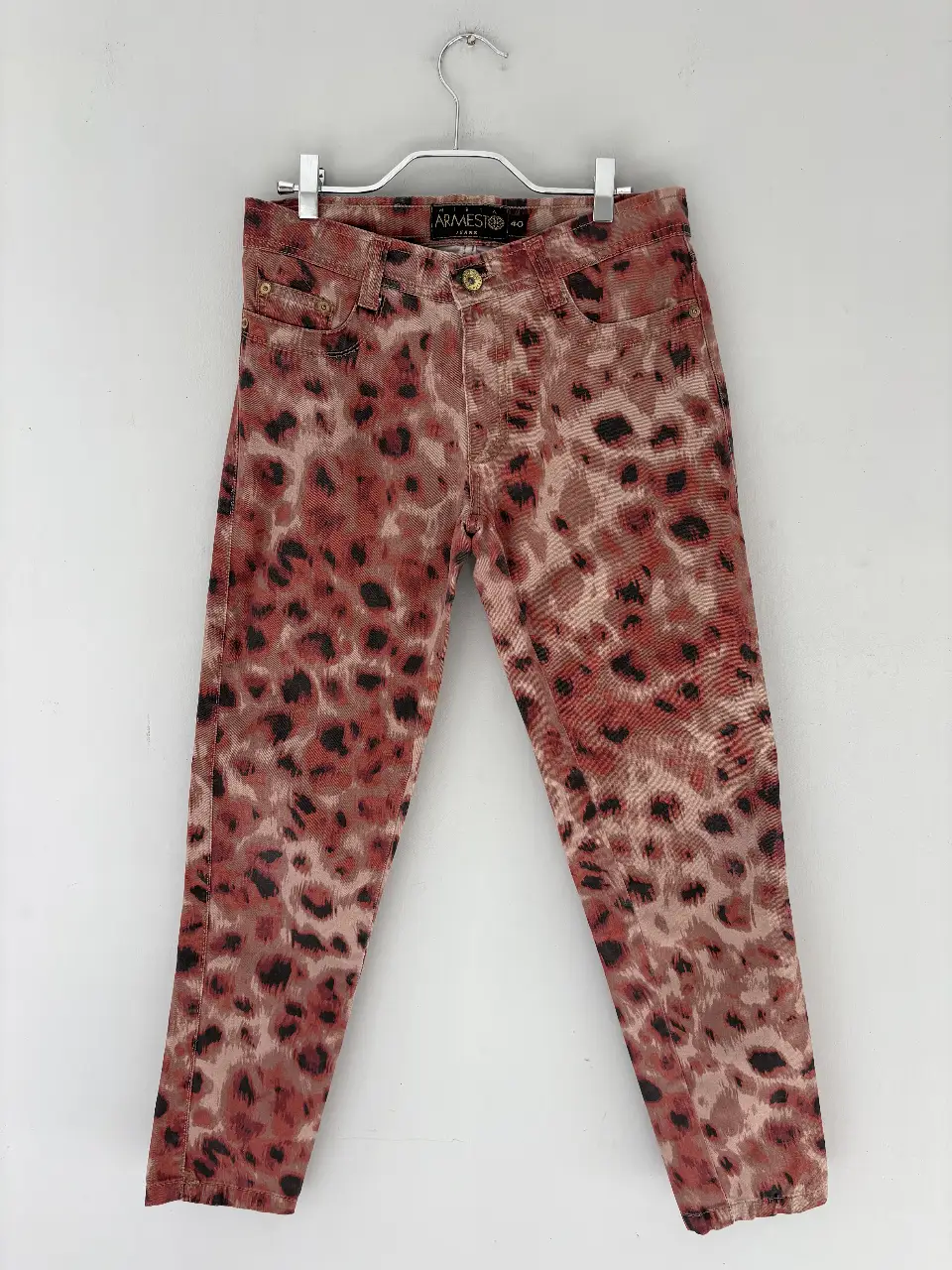 Jean con estampado de leopardo en tonos rojizos y marrones. Un clásico con un toque salvaje para un look audaz.