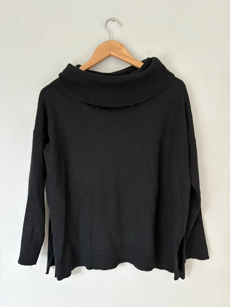 Sweater negro de cuello alto, ideal para el invierno. Confeccionado en un tejido suave y cómodo, este sweater es perfecto para un look casual y abrigado. Cuenta con un diseño clásico y versátil que se adapta a cualquier ocasión.