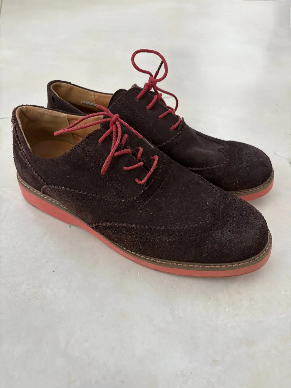 Zapatos de hombre Jean Vernier, color marrón con suela y cordones rojos. Diseño tipo Oxford de gamuza. Talle 43.