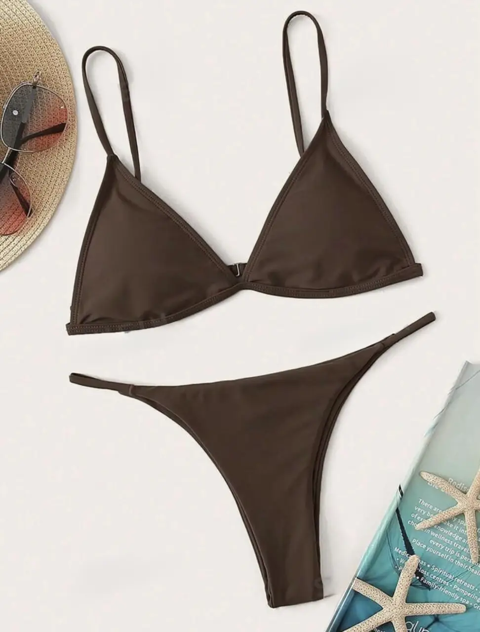 Conjunto de bikini color marrón, con corpiño triangular y bombacha cavada. Ideal para disfrutar del verano en la playa o pileta.