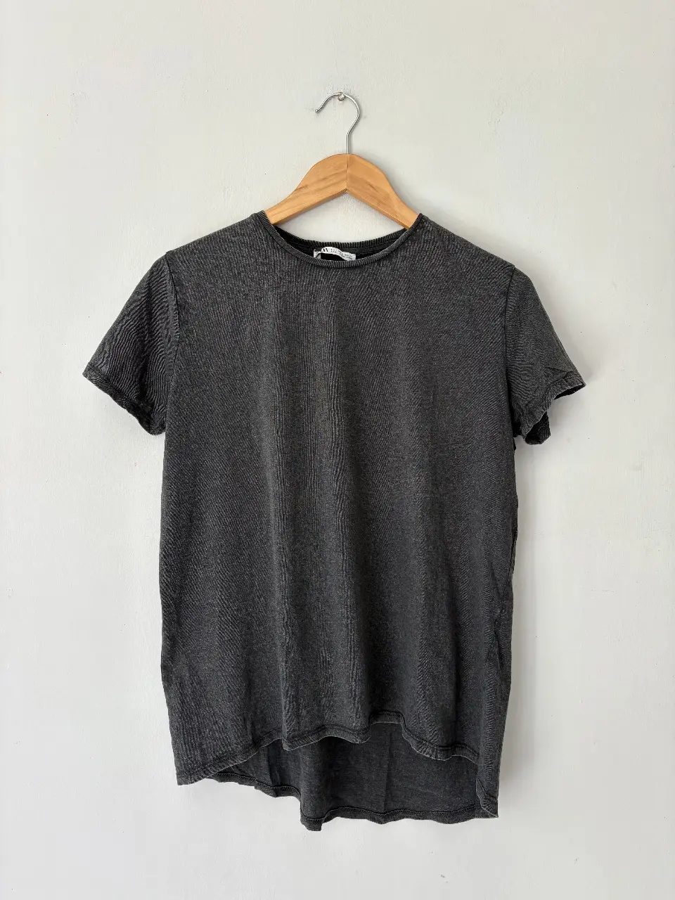 Remera de manga corta gris oscuro, con textura y cuello redondo. Ideal para un look casual y cómodo.