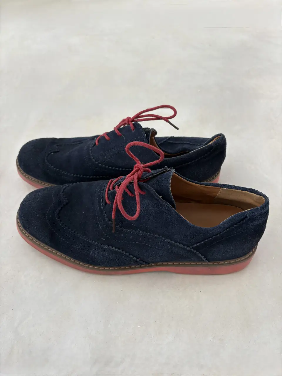 Zapatos de vestir de hombre, color azul marino con cordones rojos y suela roja. Estilo Oxford, ideales para un look elegante y casual.