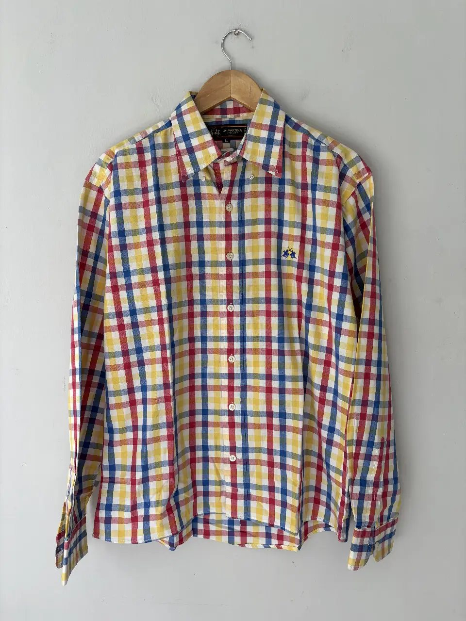 Camisa a cuadros multicolor de hombre, manga larga, ideal para un look casual y moderno. Confeccionada en tela de algodón suave y cómoda, perfecta para usar en cualquier ocasión.