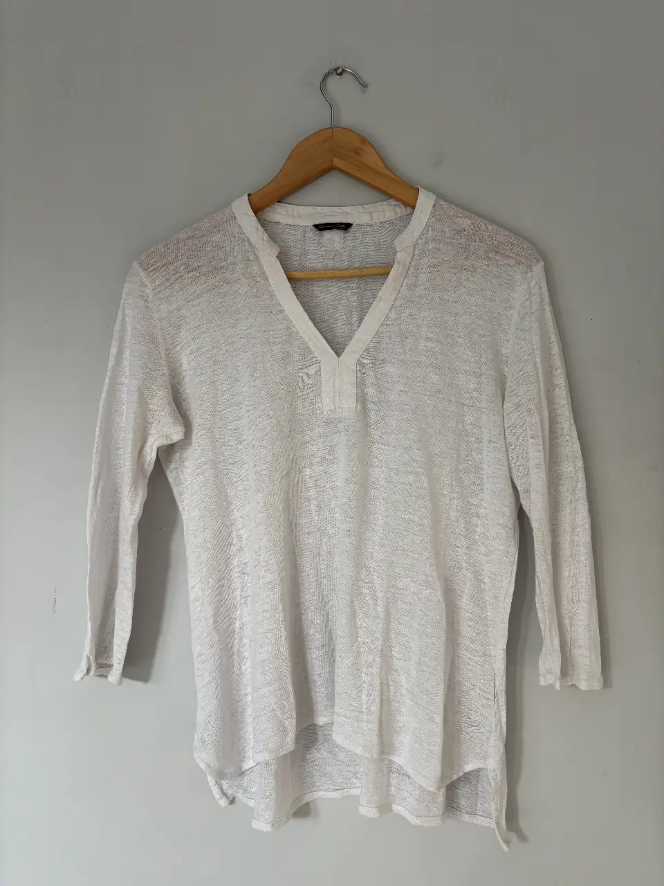 Remera blanca, manga 3/4 con cuello en V, ideal para un look casual y fresco. Marca Massimo Dutti, talle S.