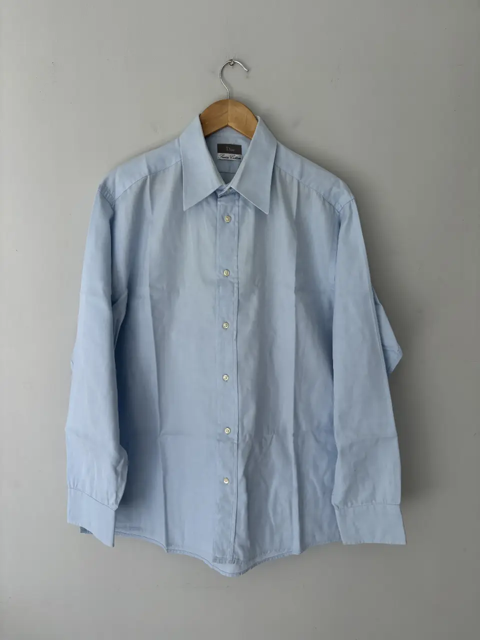 Camisa celeste de hombre, manga larga, con cuello clásico y botones. Ideal para un look casual o semi-formal.