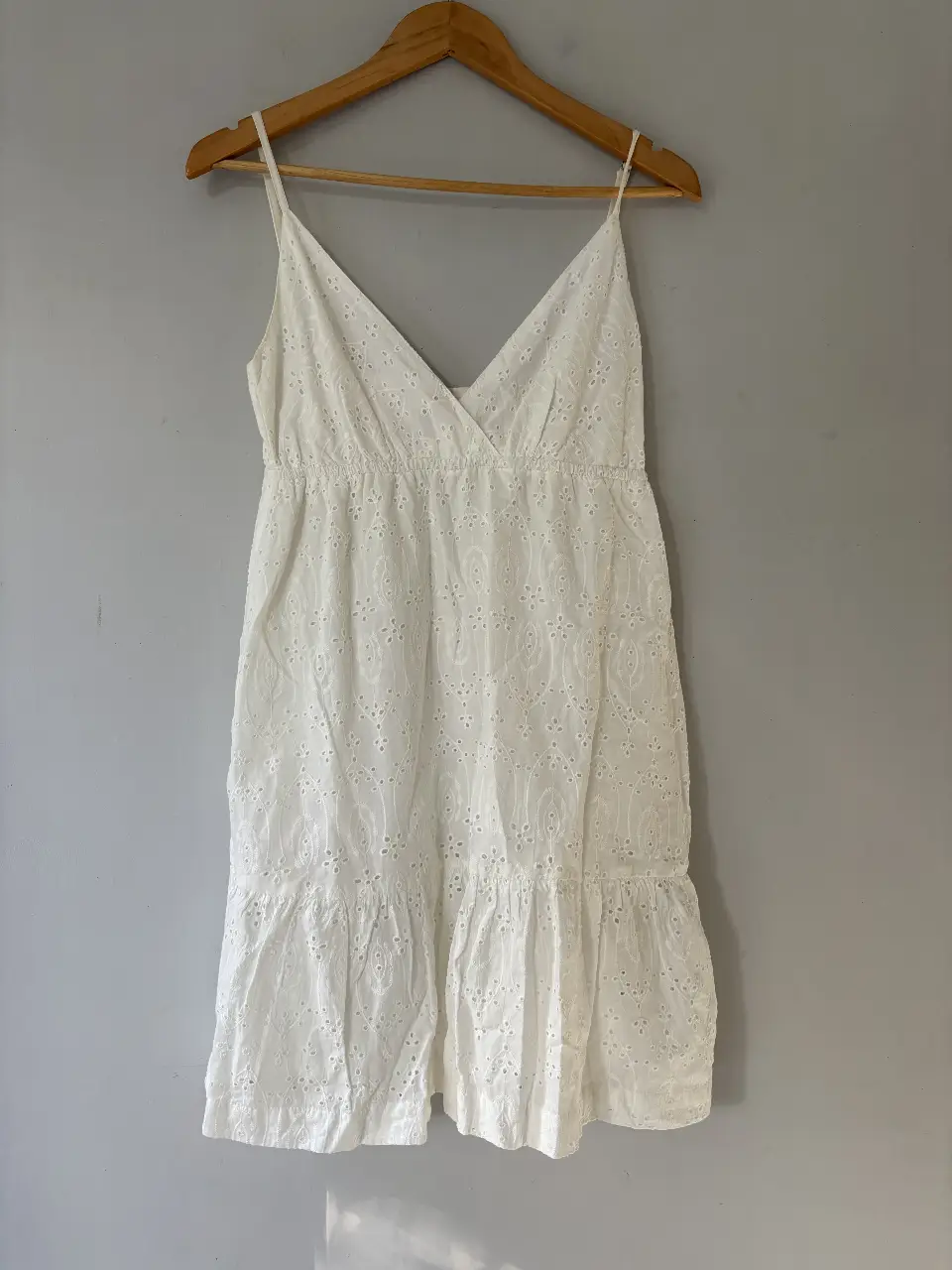 Vestido mini blanco con detalles calados y tirantes finos. Ideal para el verano, este vestido ofrece un estilo fresco y femenino. Perfecto para un look casual o para combinar con accesorios y crear un outfit más sofisticado.