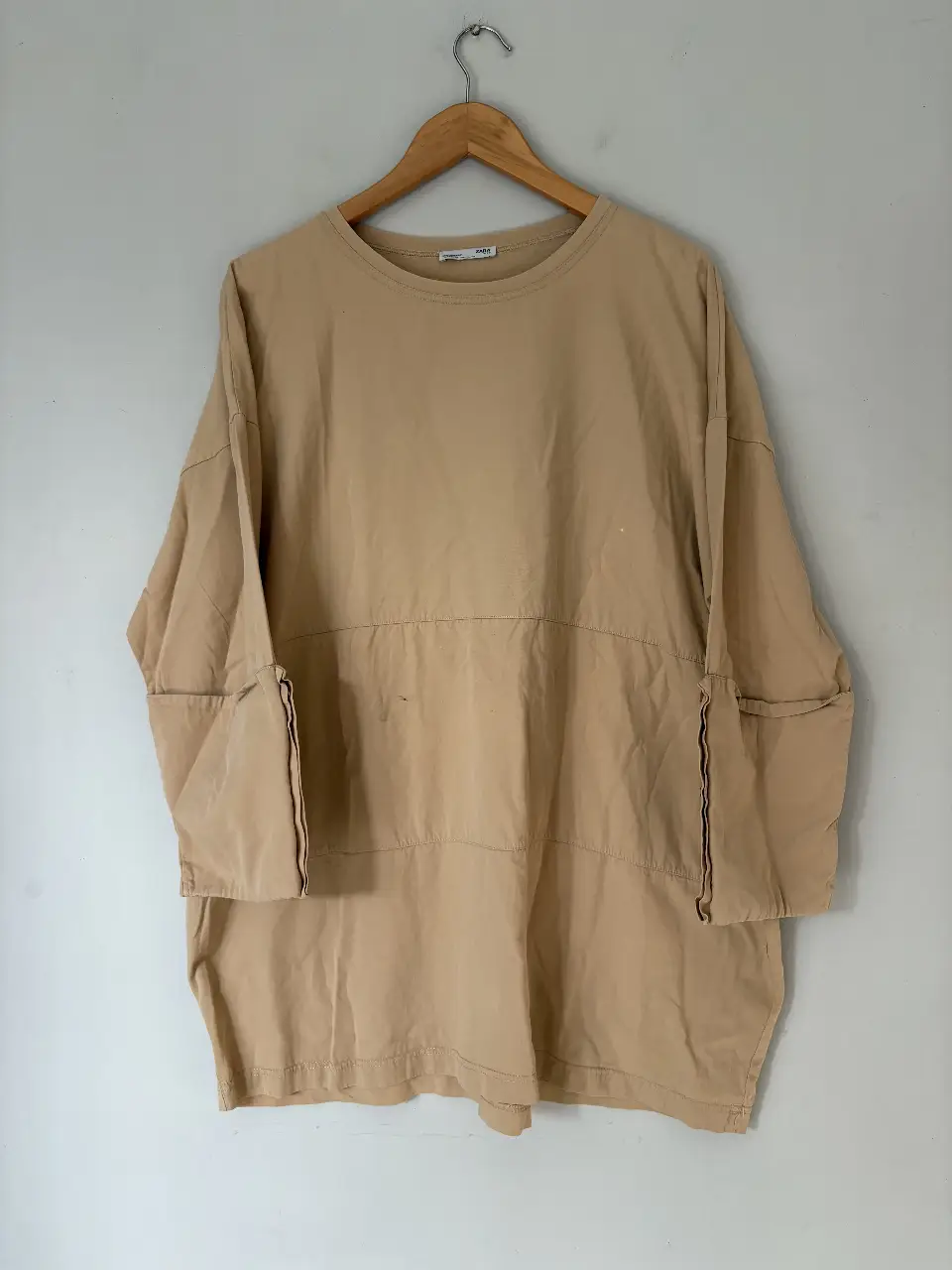 Vestido  color beige de Zara. Con detalles de botones en los puños. Ideal para un look casual y cómodo. tiene una manchita en el feente