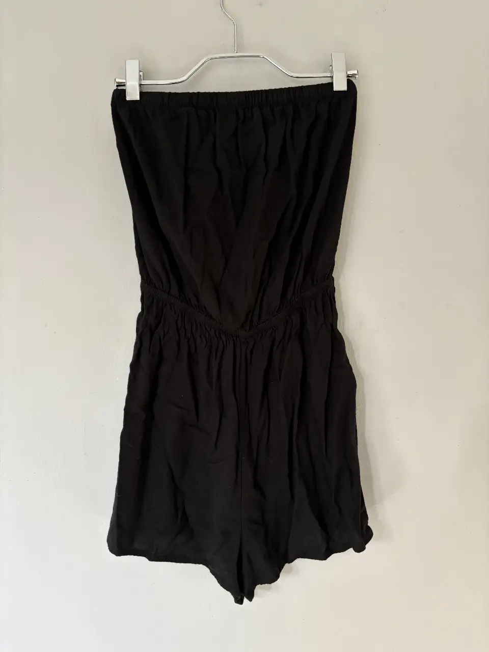 Mono corto strapless negro, ideal para el verano. Perfecto para un look casual y cómodo.