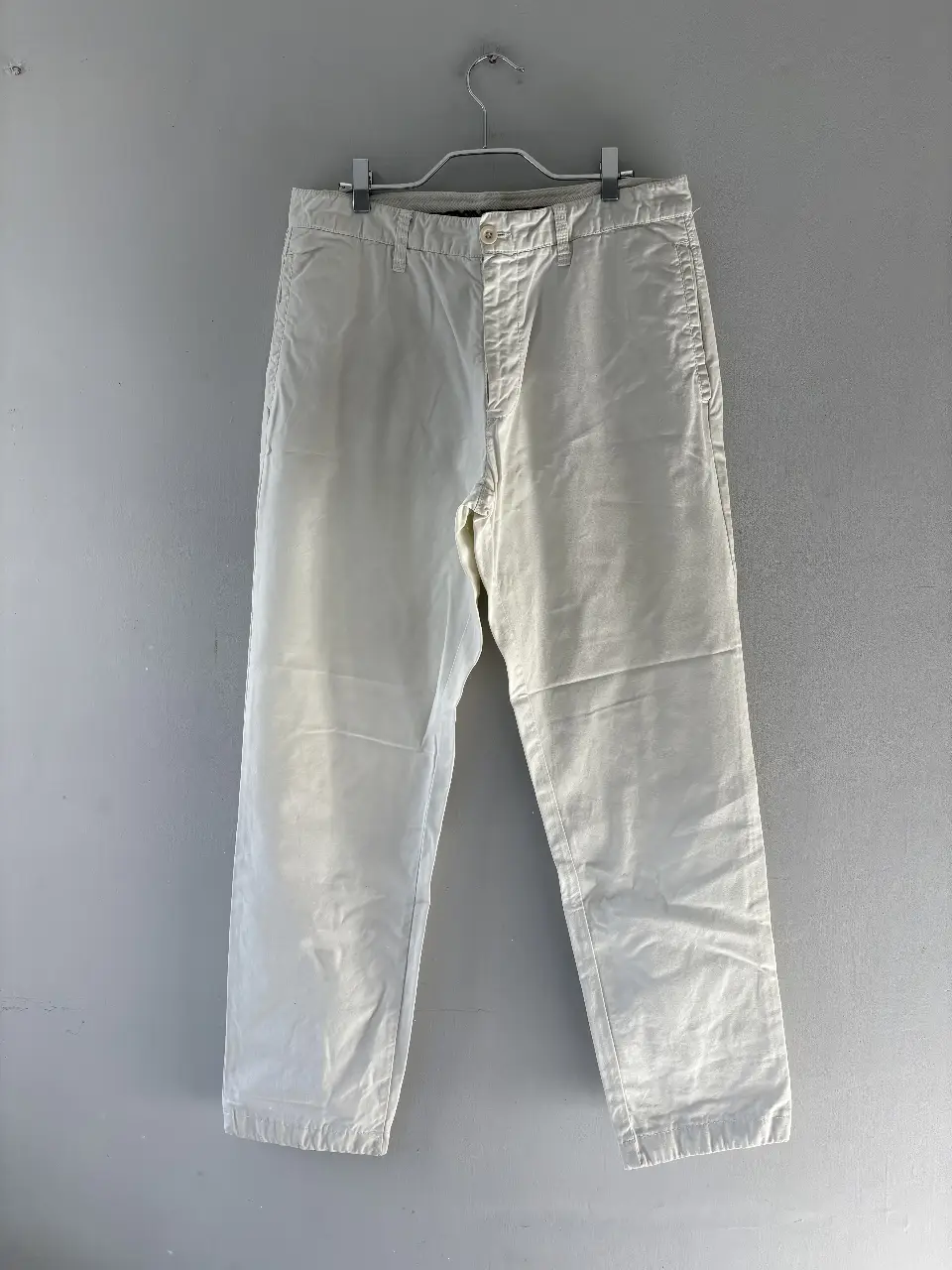 Pantalón chino blanco de hombre, talle 44/34, de la marca Hering Basics. Ideal para un look casual y versátil.
