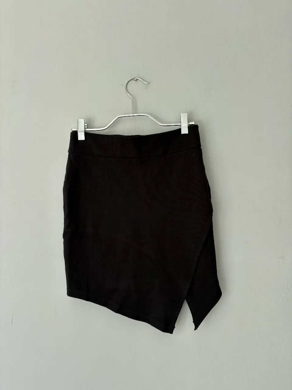 Pollera asimétrica negra, ideal para un look moderno y sofisticado. Confeccionada en un tejido de alta calidad, esta pollera ofrece un ajuste favorecedor y un estilo único. Perfecta para combinar con diferentes tops y crear outfits versátiles.
