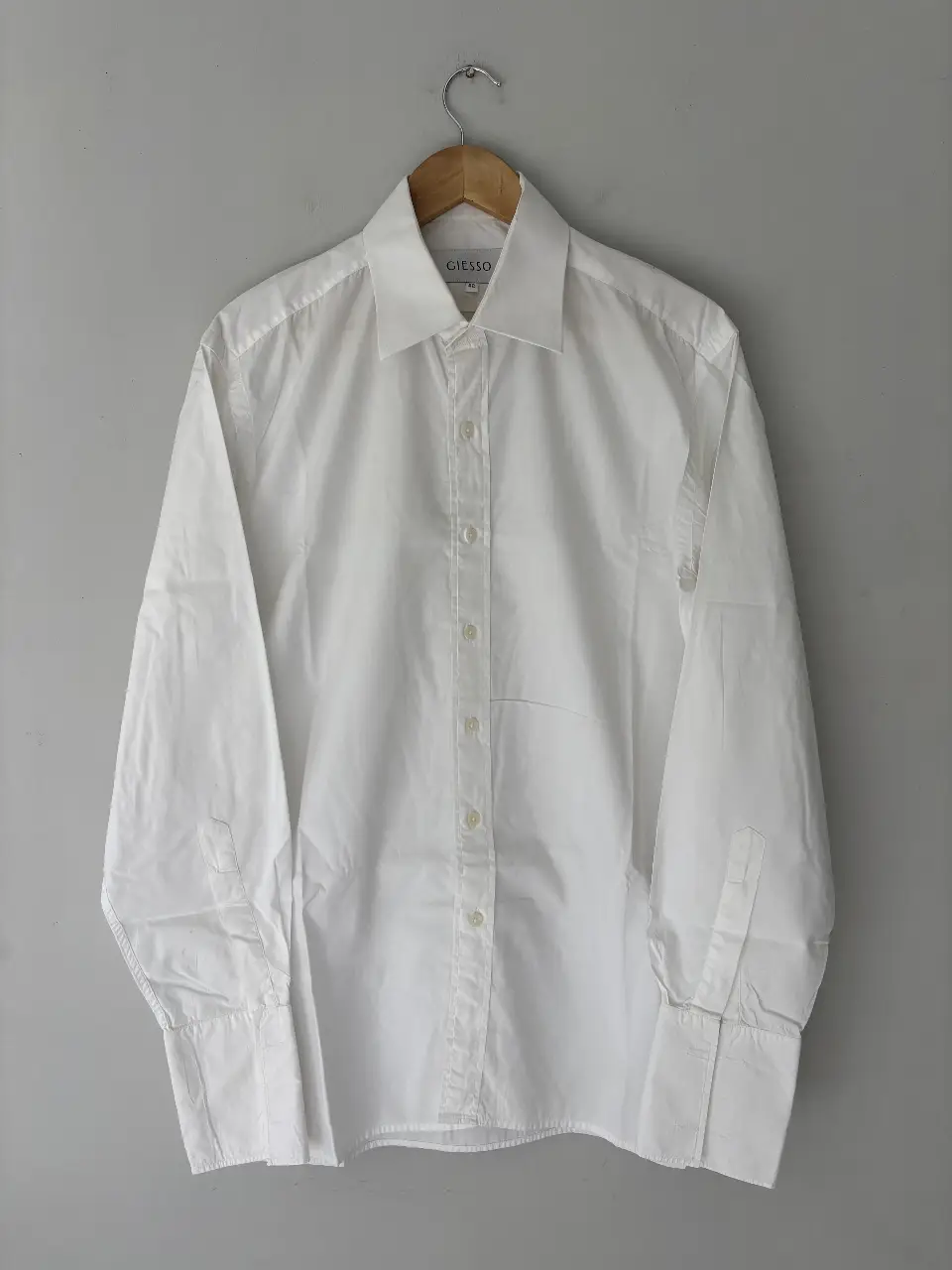Camisa blanca de hombre, manga larga, con cuello clásico y puños con botones. Ideal para un look formal o casual.