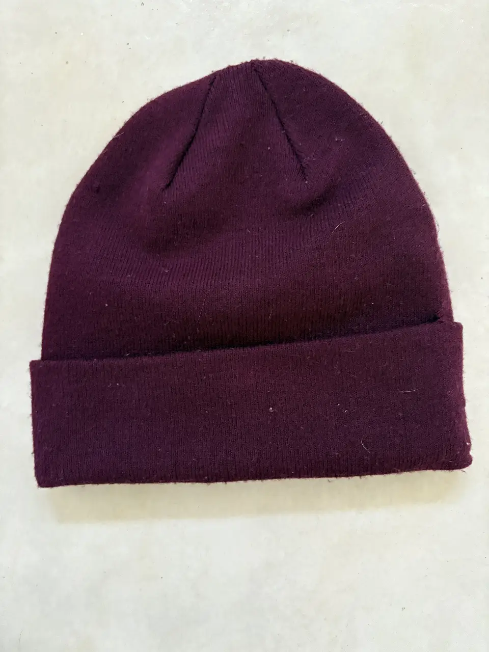 Gorro tejido de color bordo, ideal para el invierno. De la marca H&M, talle único.