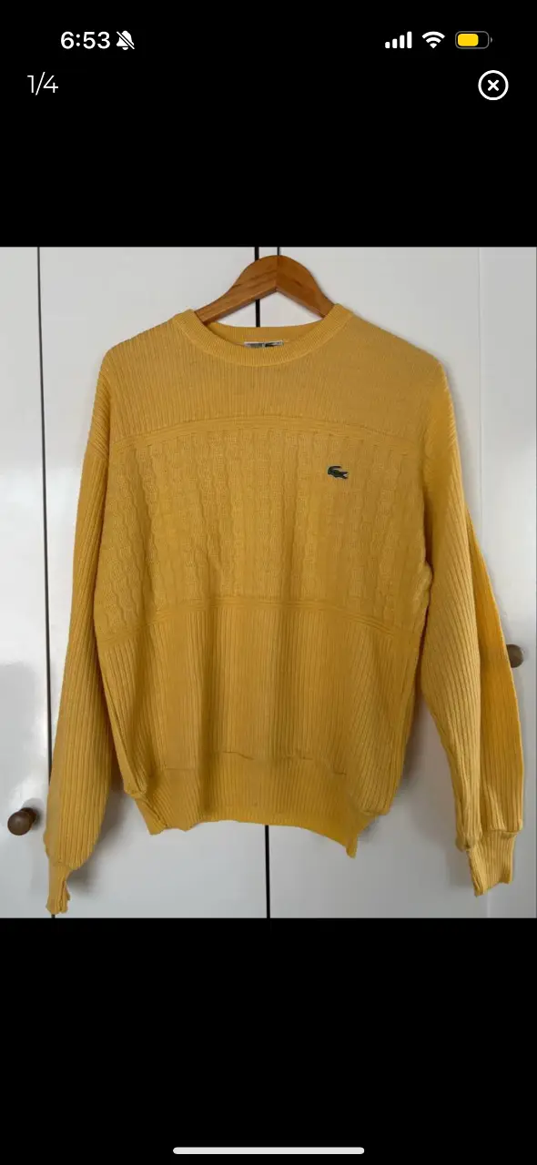 Sweater amarillo vintage de la marca Lacoste, con diseño de tejido en relieve y el icónico logo del cocodrilo. Ideal para un look casual y retro.