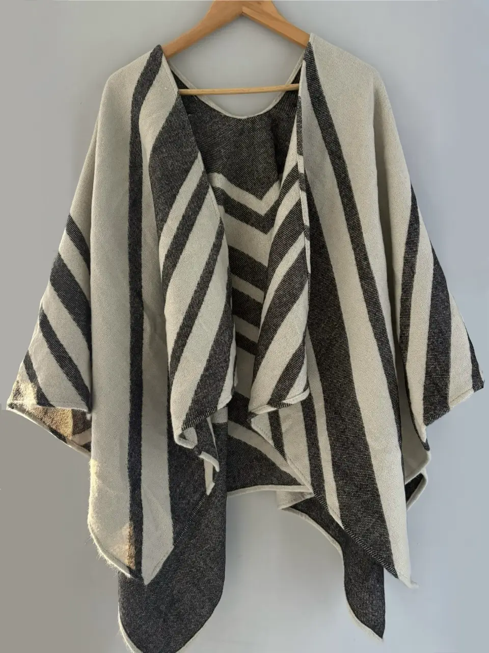 Poncho a rayas en blanco y negro, ideal para el invierno. De la marca Atmosphere.