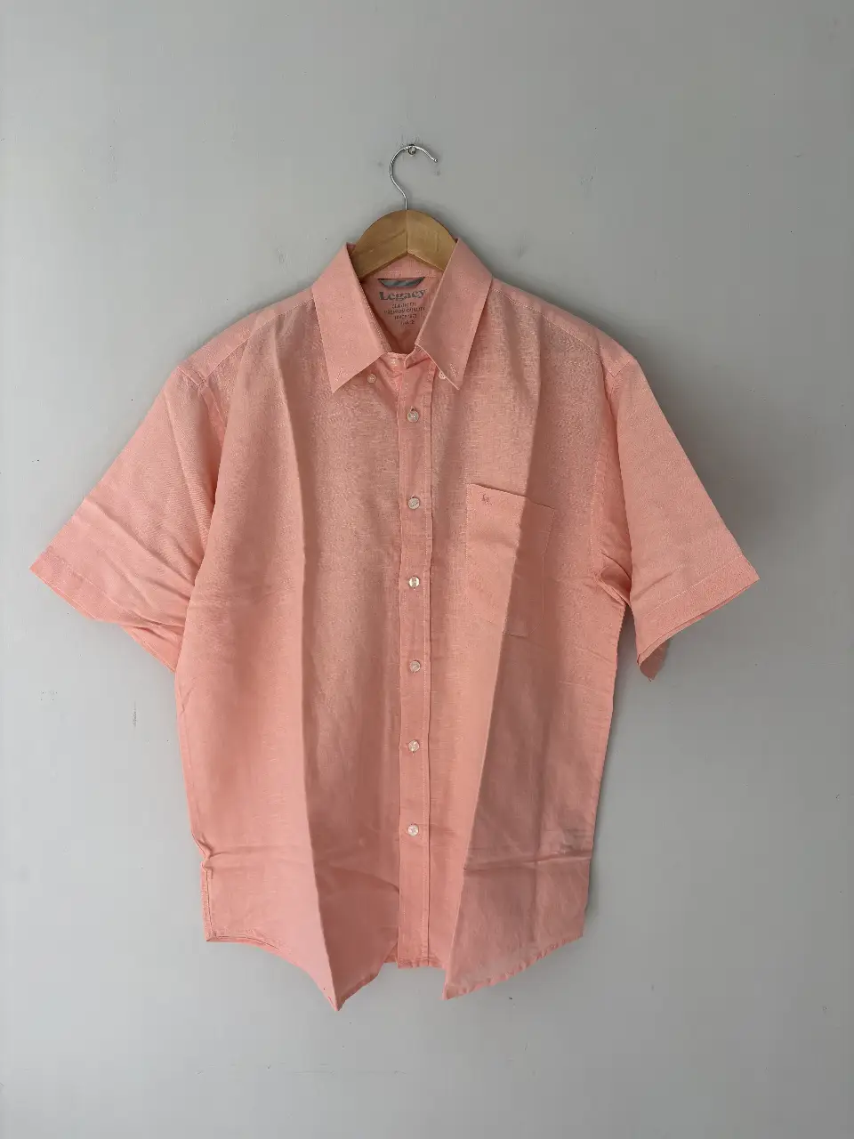 Camisa manga corta Legacy, color rosa, con bolsillo en el pecho. Ideal para un look casual y fresco.