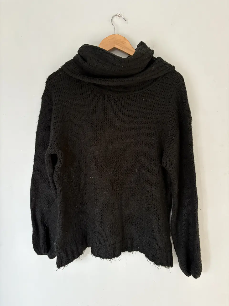 Sweater negro de cuello alto con diseño tejido. Ideal para un look casual y abrigado en invierno. Perfecto para combinar con jeans o pantalones de vestir.
