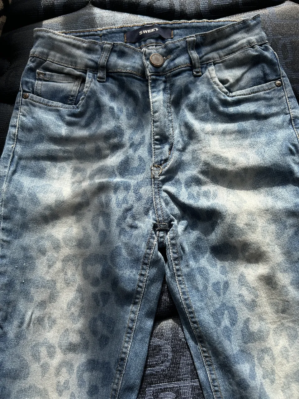 Jeans de hombre, corte recto, con un diseño de estampado en tonos azules y blancos. Talle 26. Marca Sweet.