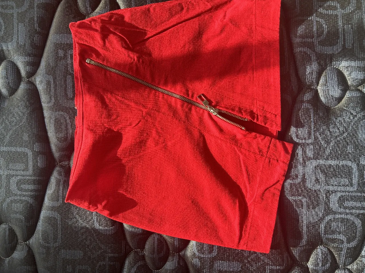 Minifalda roja con cierre diagonal. Ideal para un look moderno y audaz.