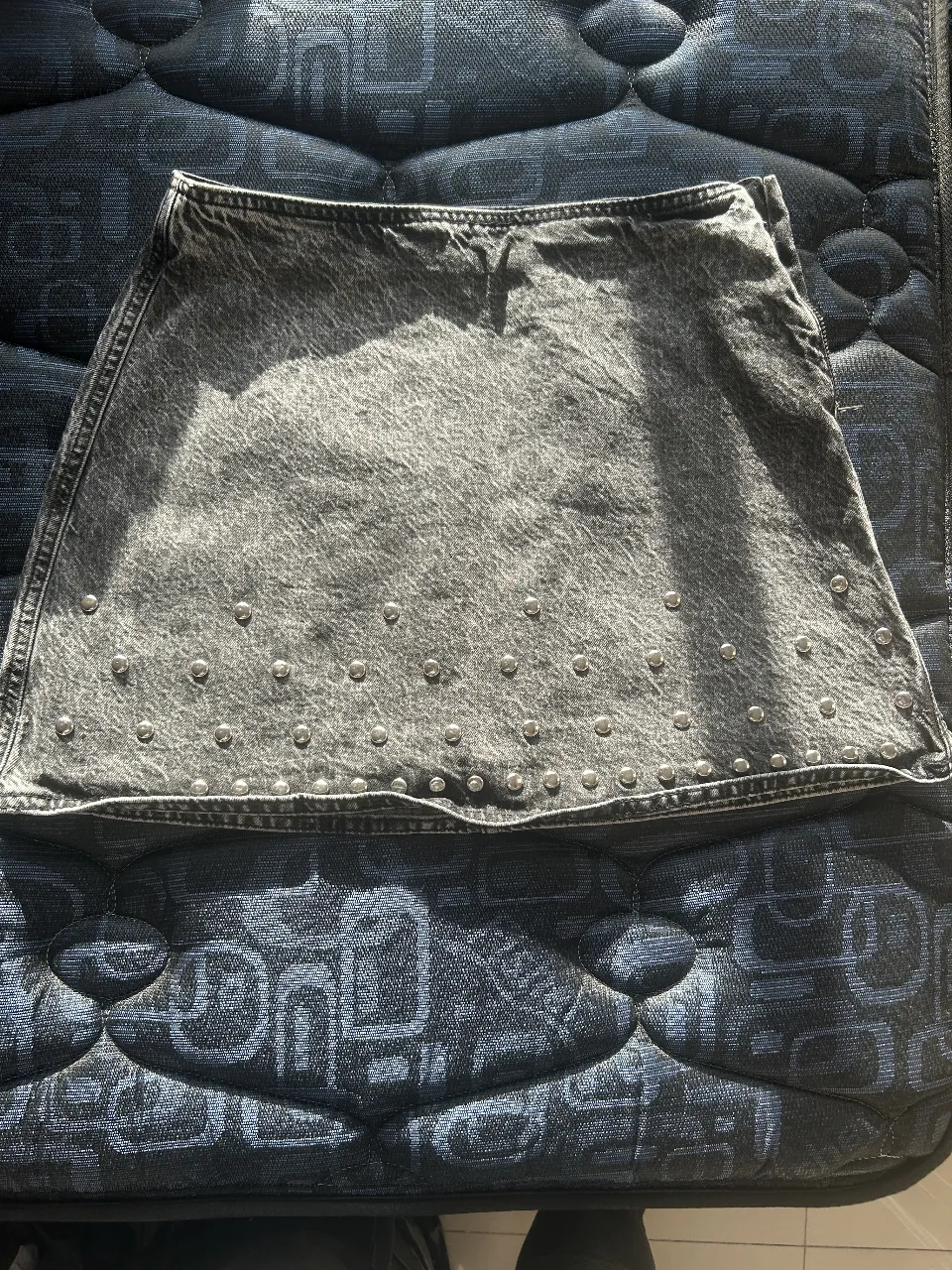 Minifalda de jean gris con tachas plateadas. Tiene cierre y es de la marca Zara. Talle S.