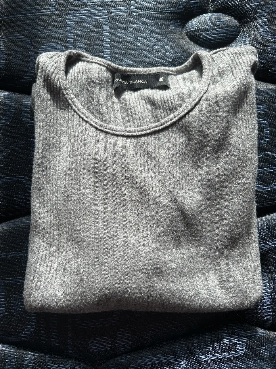 Sweater de cuello redondo, tejido de punto acanalado, ideal para un look casual y abrigado. Marca Cuesta Blanca, talle 40.