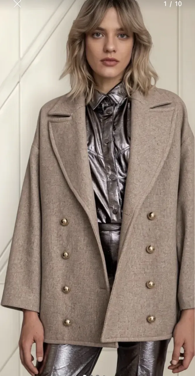 Campera de paño color beige, estilo oversize, con doble abotonadura dorada y cuello solapa. Ideal para un look canchero y moderno.