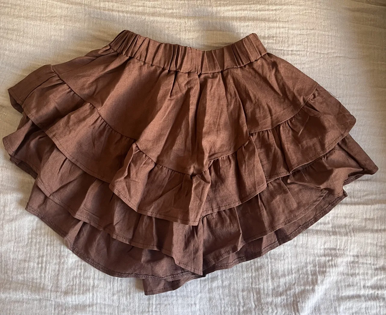 Short - Pollera de morley con volados, ideal para un look Boho chic y comodo.
Talle único pero el elástico de la cintura cede un montón! 