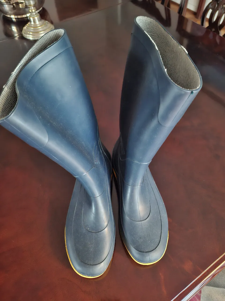 Botas de lluvia de caña alta, color azul marino con detalles en amarillo en la suela.