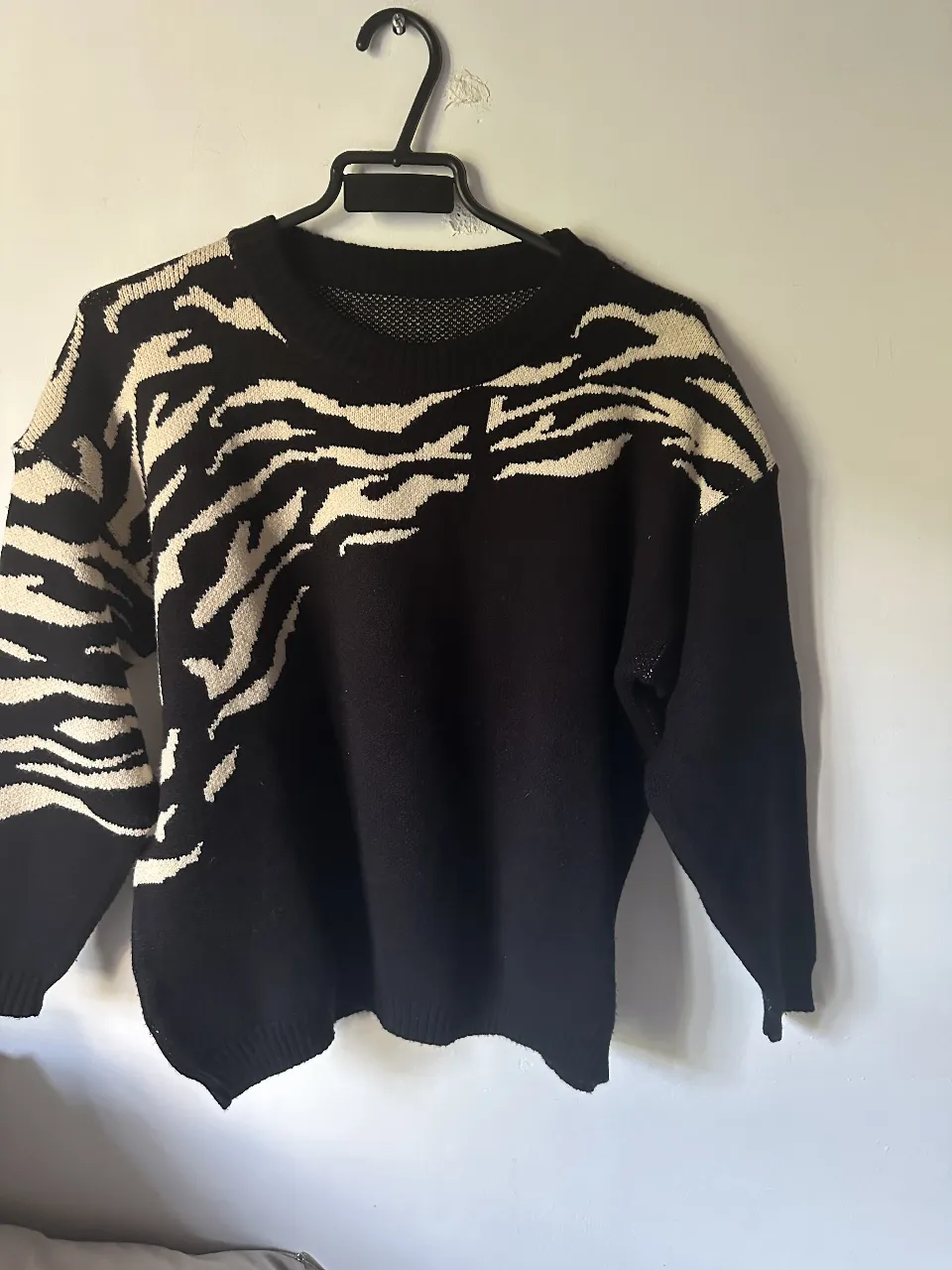 Sweater de mujer con diseño de cebra en blanco y negro. Ideal para un look casual y moderno.