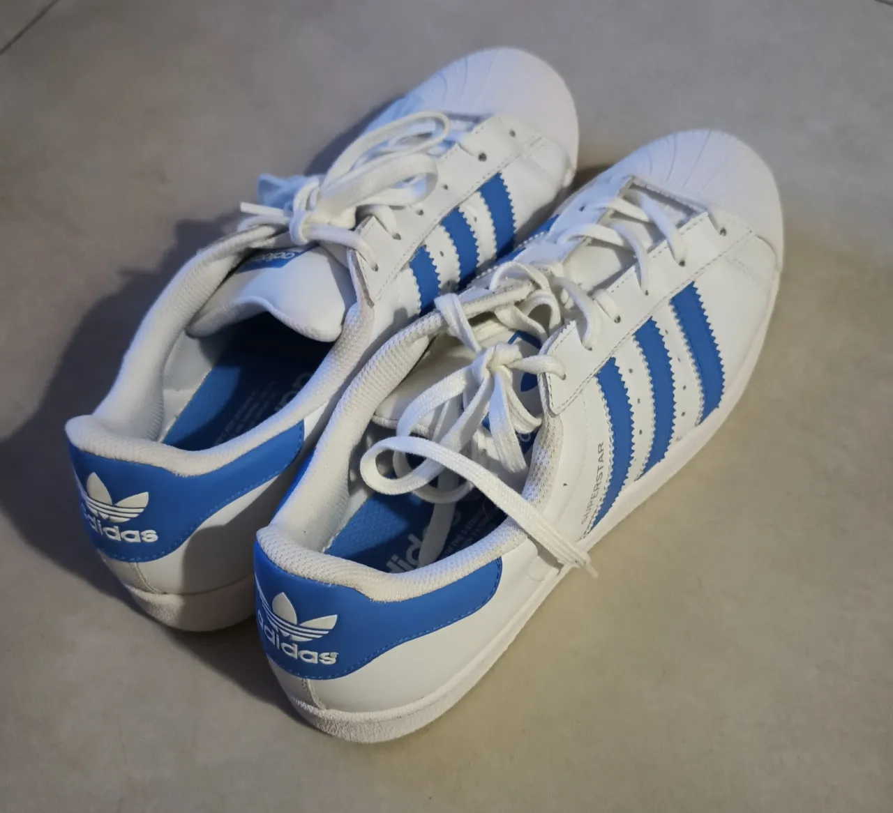 Zapatillas Adidas Superstar original, blancas con azul. De cuero 