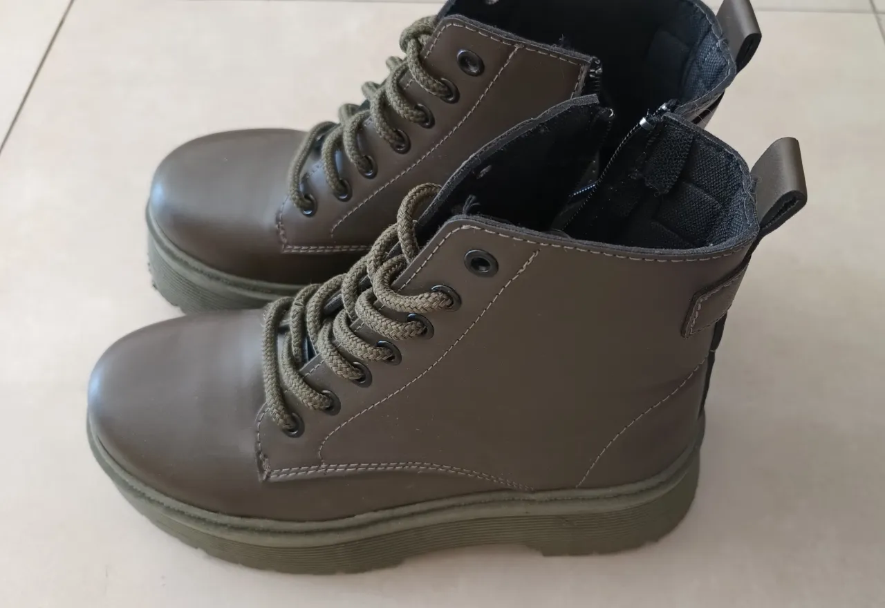 Borcegos verdes  con cordones y cierre lateral