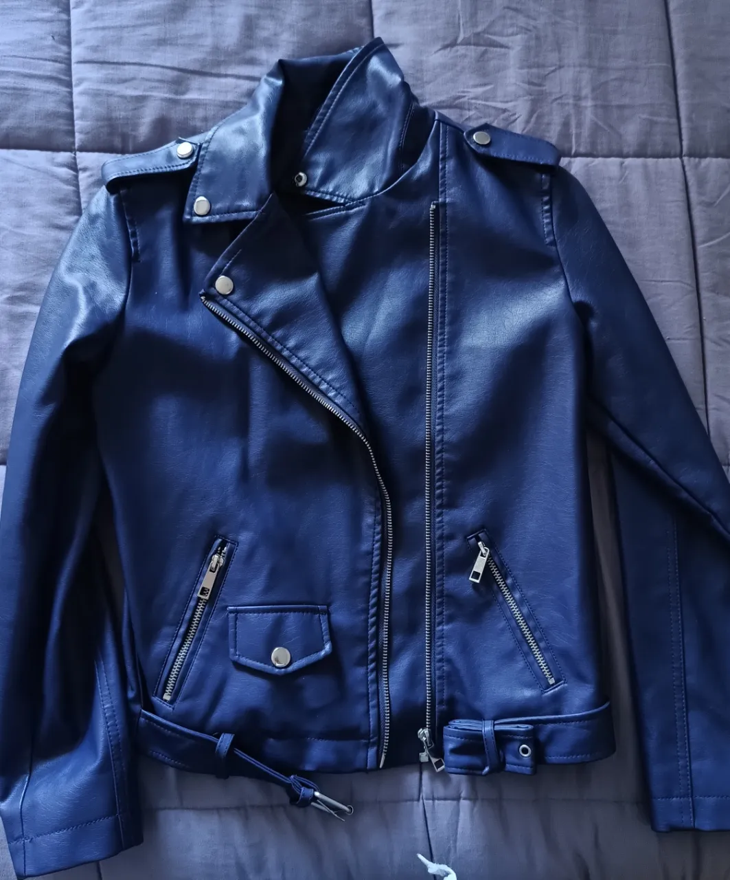 Campera de cuero sintético azul, para niños o mujer contextura chica, con cierre y detalles metálicos. Ideal para un look moderno y canchero.