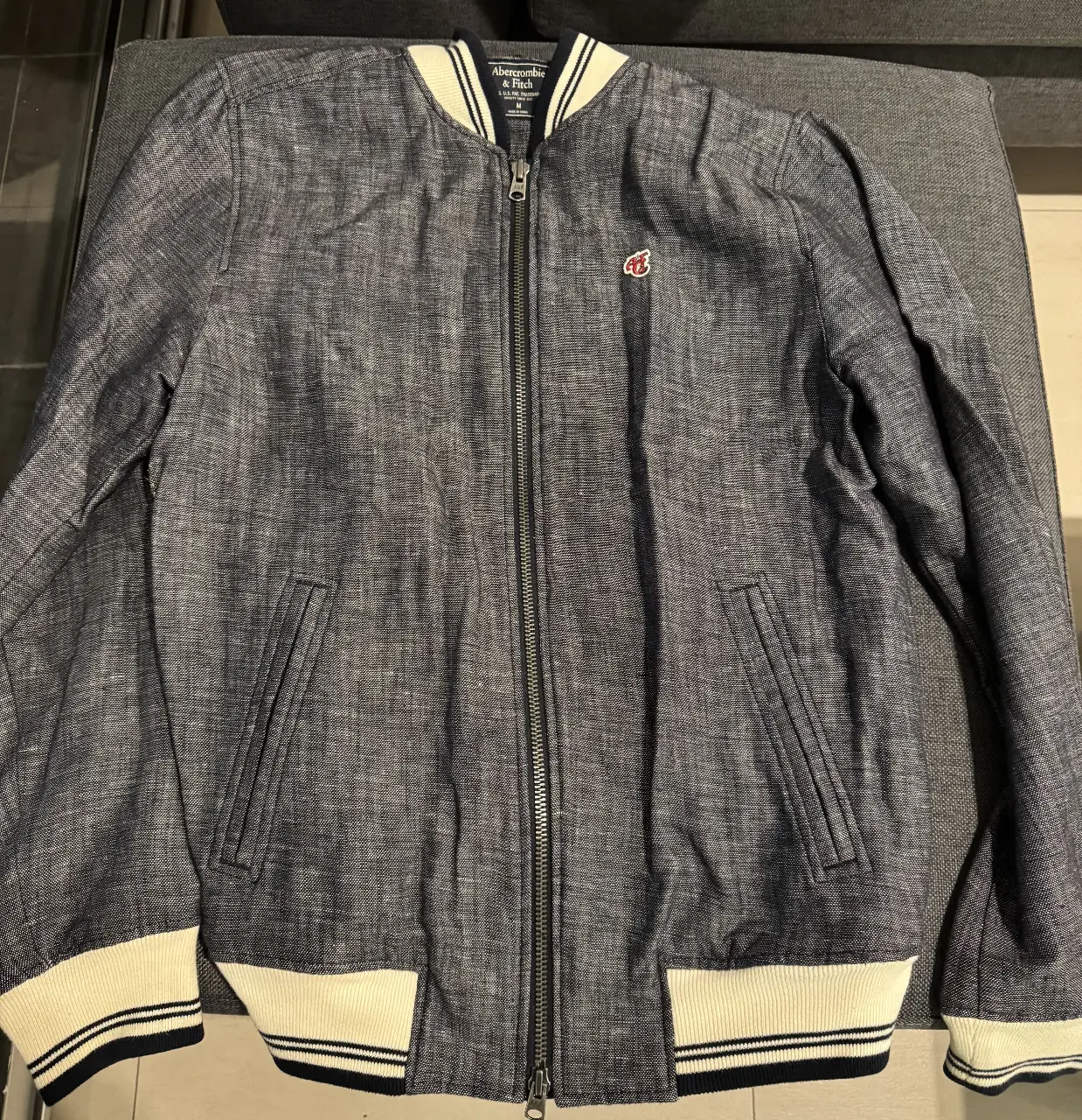 Campera bomber de hombre Abercrombie & Fitch. Con cierre frontal y logo bordado. Talle M, usada 1/2 veces.