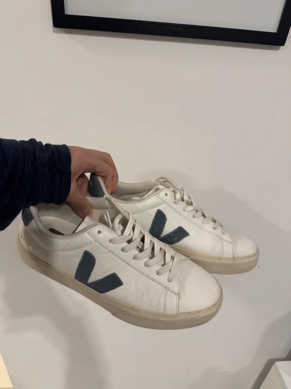 Zapatillas Veja modelo Campo Leather de cuero blanco con el logo en azul. Tienen cordones blancos y suela de goma. Talle 9 US, me quedaron chicas y se usaron 3/4 veces. 