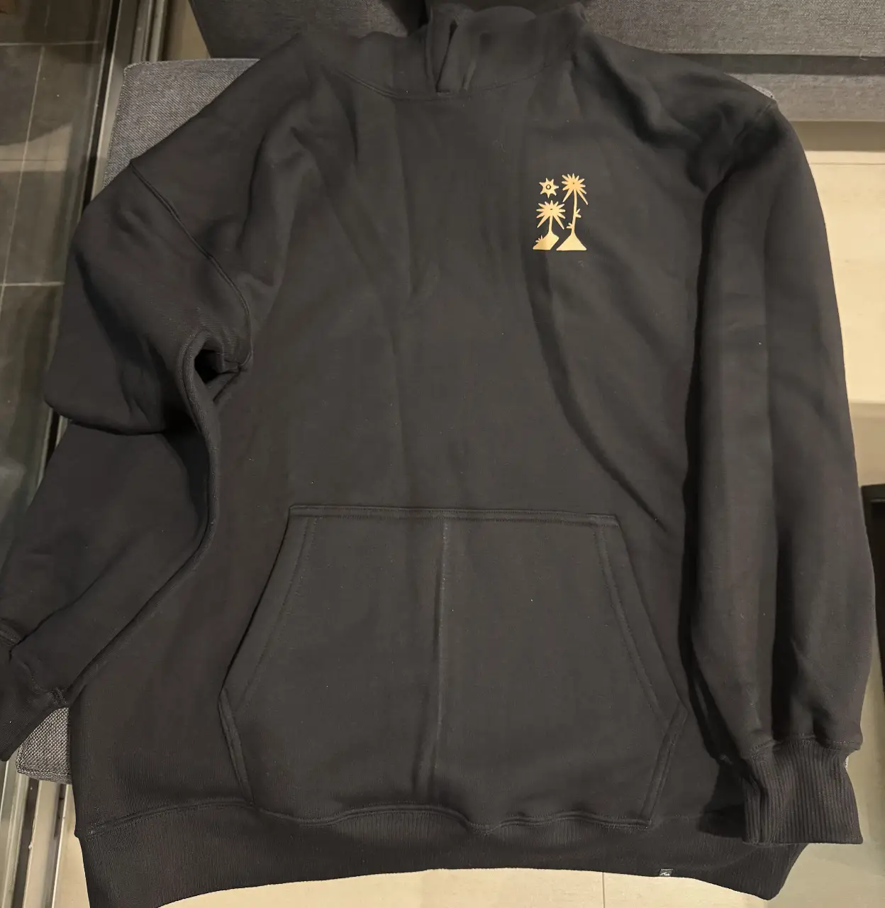 Buzo canguro negro con capucha y bolsillo frontal. Ideal para un look casual y urbano. Talle 1/L