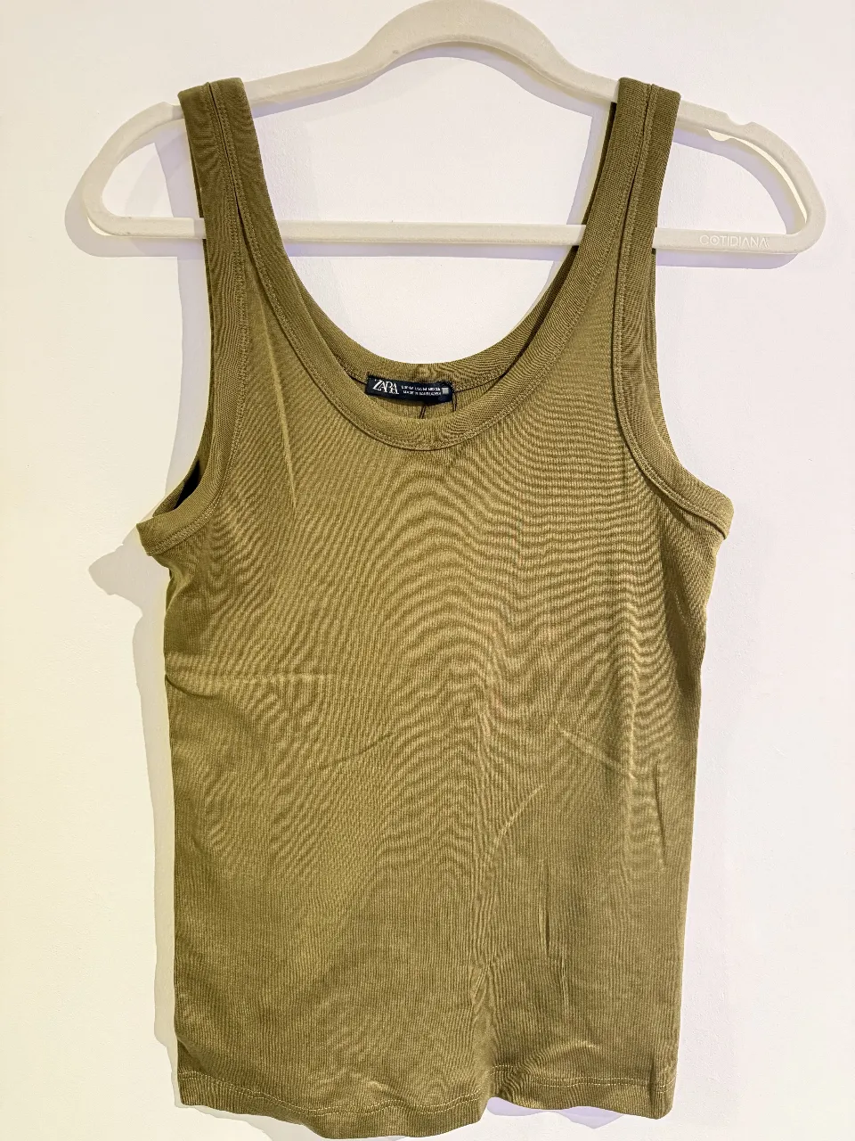 Musculosa de mujer de Zara, color verde oliva, ideal para el verano. Confeccionada en tejido de punto, perfecta para un look casual y cómodo.