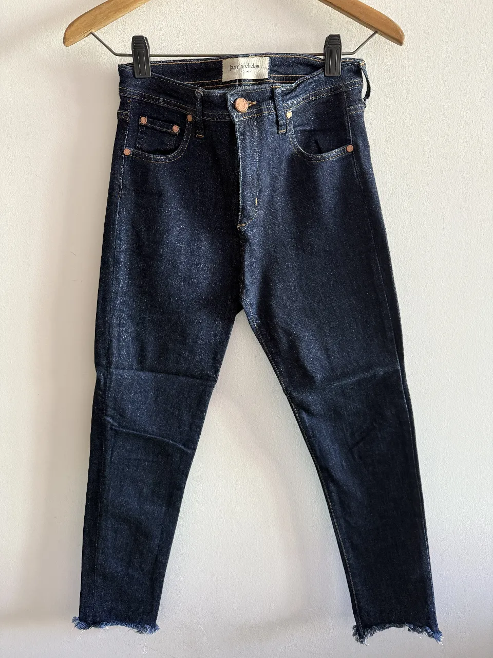 Jeans de mujer de corte recto, color azul oscuro. Un clásico atemporal para cualquier guardarropa. Confeccionado en tela de jean resistente y de alta calidad. Ideal para un look casual y versátil.