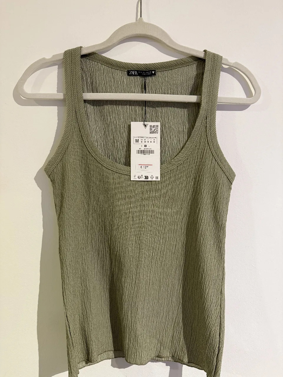 Musculosa de mujer, color verde oliva, de la marca Zara. Confeccionada en tejido texturizado, ideal para un look casual y fresco.