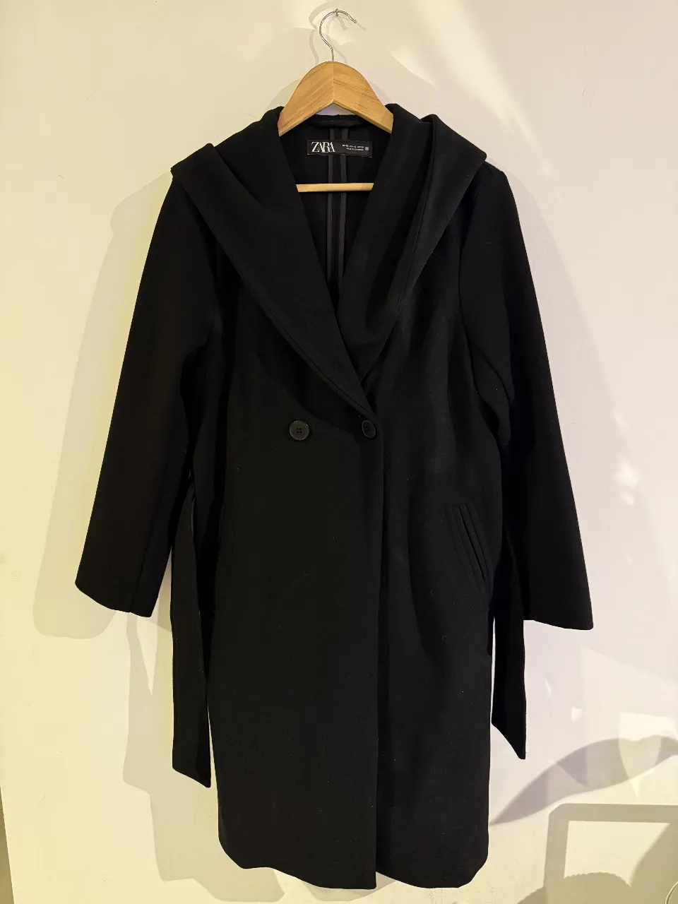 Tapado negro con capucha de la marca Zara. Ideal para el invierno, con un diseño elegante y versátil. Perfecto para usar en salidas o para el trabajo.
