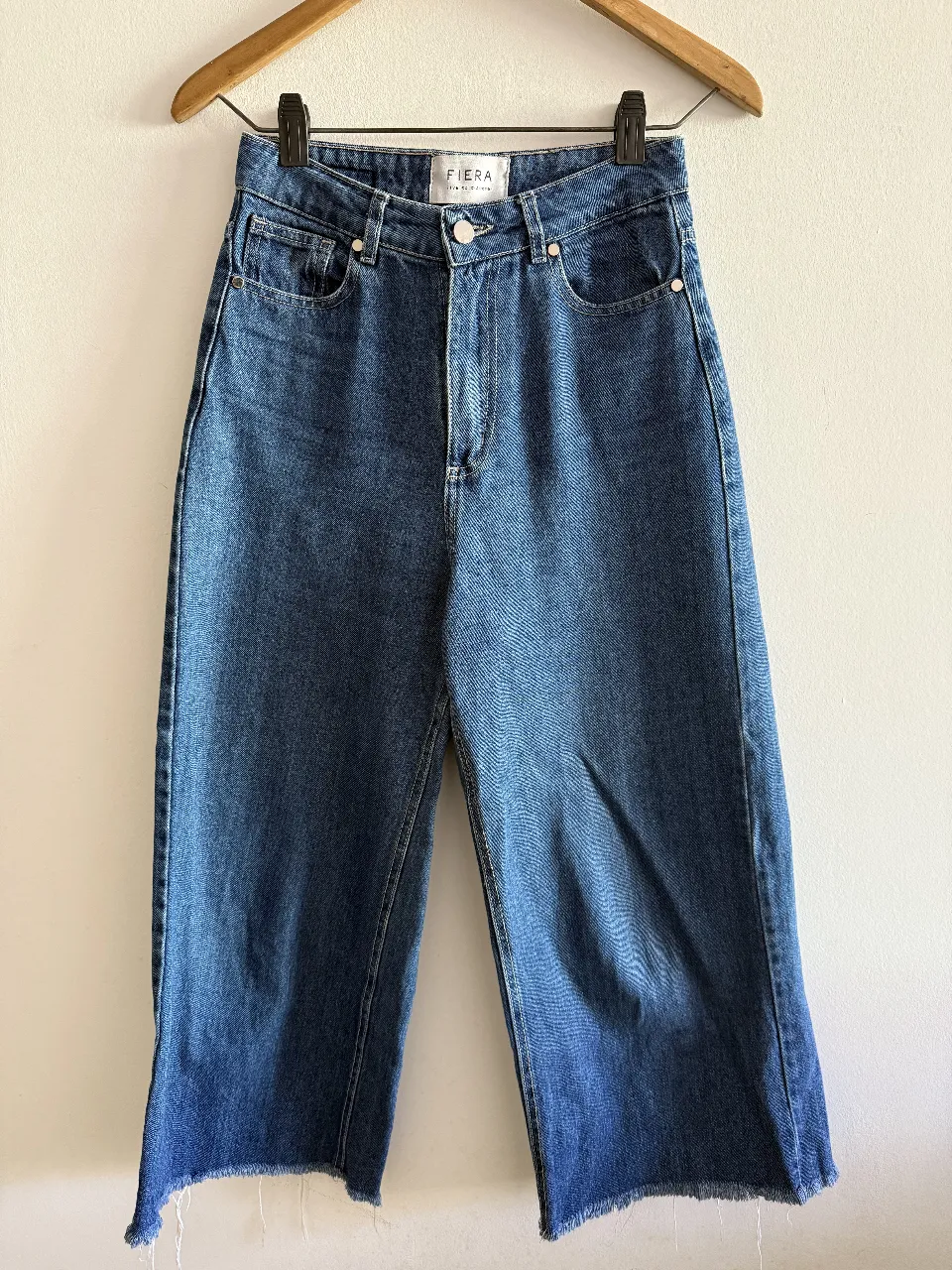 Jeans rectos de mujer, tiro alto, con un corte recto y un estilo moderno. El jean es de color azul, ideal para un look casual y versátil.