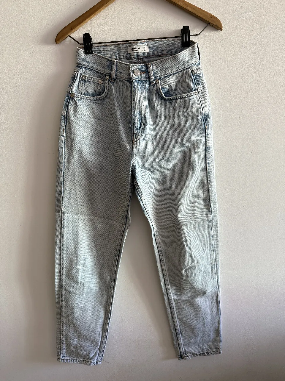 Jeans de mujer tiro alto, corte recto, color celeste claro con efecto gastado. Marca Pull&Bear. Talle 34.
