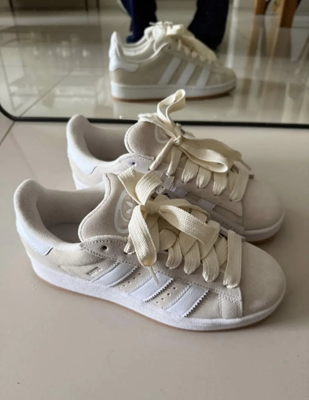 Zapatillas Adidas Campus 00s en color blanco crema, con detalles de las tres tiras y logo. Ideales para un look casual y moderno. (25 cm)